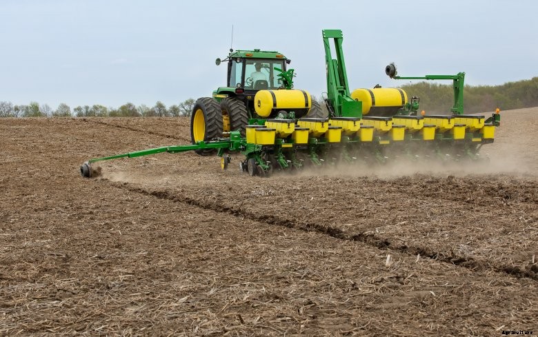 John Deere 1745 MaxEmerge 5 planter in a field